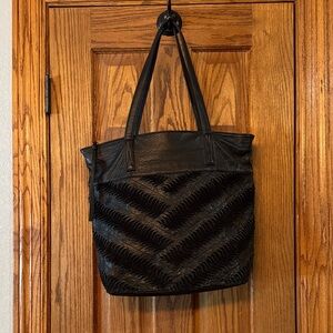 Black Women's Chevron-Textured Tote Bag - Sleek Everyday Carry